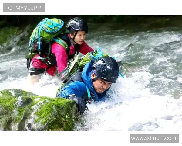 足球明星勇闯圈纸挑战赛展现惊人技巧与团队合作精神